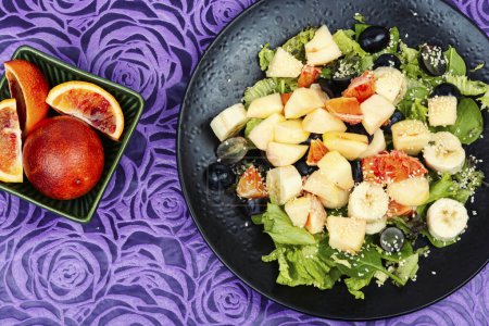 Téléchargez les photos : Salade estivale de fruits d'orange rouge, pomme, banane et laitue. Une alimentation saine. - en image libre de droit