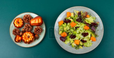 Téléchargez les photos : Cuisine végétalienne saine, salade d'automne de citrouille cuite au four, betterave et légumes verts. Nourriture végétalienne. Vue du dessus. - en image libre de droit