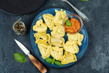Téléchargez les photos : Tortellini, ou des boulettes remplies. Pâtes traditionnelles italiennes tortellini ou ravioli. Vue du dessus. - en image libre de droit
