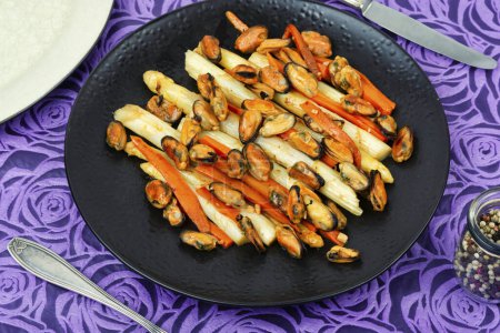 Foto de Deliciosa ensalada de mejillones fritos, espárragos y zanahorias. - Imagen libre de derechos