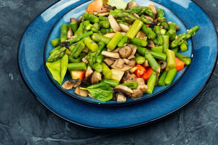 Téléchargez les photos : Délicieuse salade végétalienne d'asperges vertes et de champignons rôtis. Une alimentation saine et équilibrée. - en image libre de droit