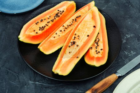 Téléchargez les photos : Tranché papaye sucrée juteuse sur la table. Beaux fruits de papaye. - en image libre de droit