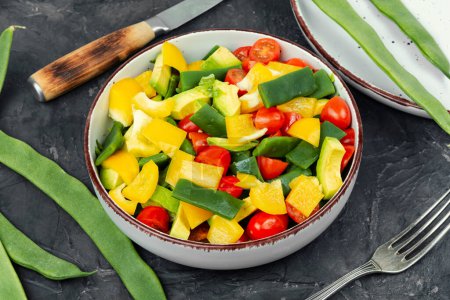 Téléchargez les photos : Salade de légumes frais avec poivron, tomate, avocat et haricots verts ou haricot vert. - en image libre de droit