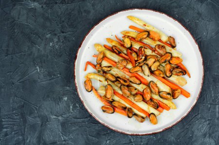 Téléchargez les photos : Délicieuse salade de moules rôties, d'asperges et de carottes. Espace pour le texte. - en image libre de droit