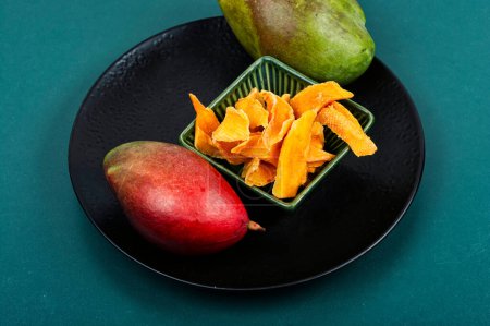 Foto de Rodajas de mango secas, bocadillos saludables. - Imagen libre de derechos