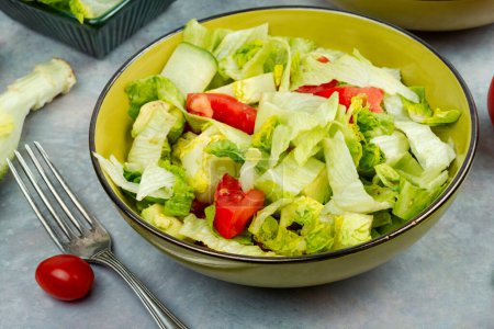 Téléchargez les photos : Salade végétalienne verte composée d'un mélange de feuilles vertes et de légumes. Végétarien. - en image libre de droit