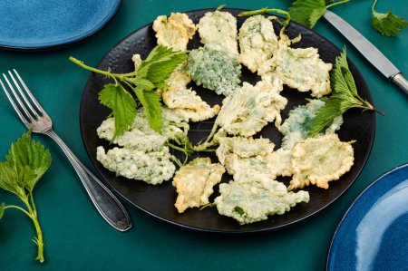 Ortiga panificada u ortiga maltratada. Aperitivo de verduras de primavera, tempura. Ortigas punzantes hojas fritas