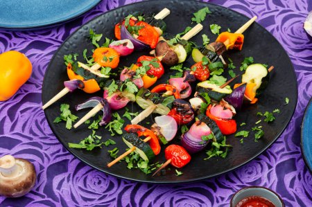 Téléchargez les photos : Brochettes de légumes, légumes grillés ou légumes barbecue sur brochettes en bois. - en image libre de droit