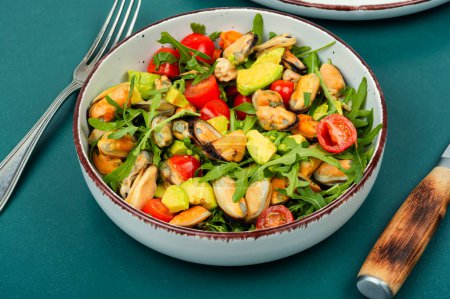 Téléchargez les photos : Salade de vitamines printanières de moules, roquette, tomate et avocat. Salade de fruits de mer. - en image libre de droit