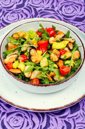 Téléchargez les photos : Assiette avec salade de vitamines de moules, roquette, tomate et avocat. - en image libre de droit
