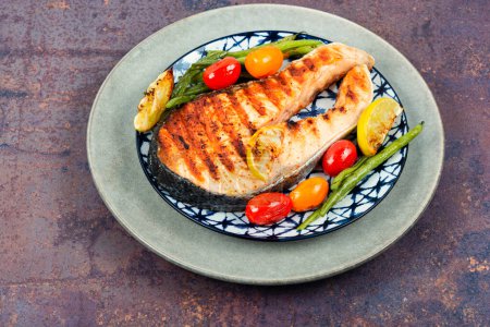 Foto de Filete de salmón a la parrilla con verduras a la parrilla, pescado asado. Almuerzo cetogénico. - Imagen libre de derechos