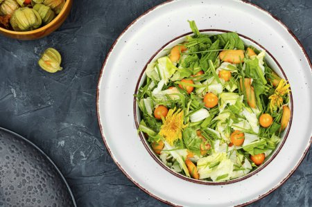 Téléchargez les photos : Salade d'été saine, plats savoureux de plantes sauvages. Cuisine verte. Vue du dessus. - en image libre de droit