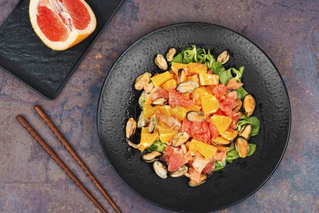 Téléchargez les photos : Exotic seafood Mediterranean salad with grapefruit, orange and mussels. - en image libre de droit