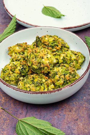 Vegetarische Schnitzel aus frischen Brennnesselblättern und Brokkoli. Keto oder Paläo-Diät.