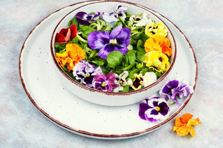 Foto de Ensalada de flores de jardín comestible colorido simbólico. Ensalada de primavera. - Imagen libre de derechos