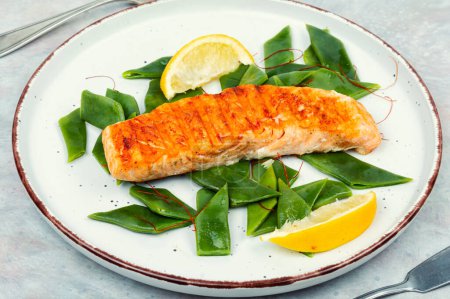 Gebratenes Fischsteak, gegrillter Lachs mit grünen Bohnen. Konzept der gesunden Ernährung.
