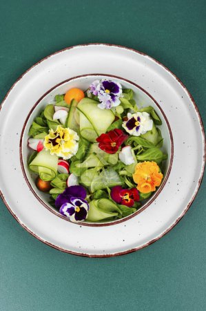 Foto de Ensalada fresca de verduras, flores comestibles, marrones de campo, violetas. Comida desintoxicante. Puesta plana - Imagen libre de derechos