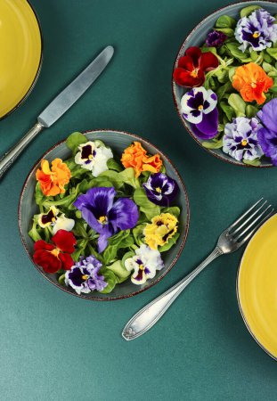 Foto de Deliciosa ensalada de flores comestibles. Ensalada de primavera. Vista superior. - Imagen libre de derechos