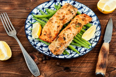 Filetes de salmón a la parrilla con judías verdes. Comida mediterránea. Cena baja en carbohidratos.