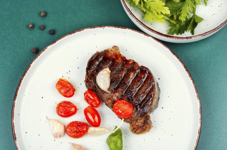 Téléchargez les photos : Viande juteuse, steak grillé classique, steak de bœuf. Barbecue à viande, steak croustillant. - en image libre de droit