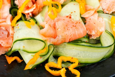 Téléchargez les photos : Salade au saumon fumé et concombre. Cuisine asiatique. Gros plan. - en image libre de droit
