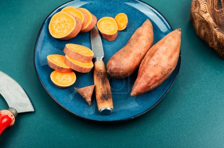 Frische Süßkartoffeln zum Kochen in Scheiben geschnitten. Konzept der gesunden Ernährung