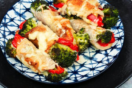 Appetizing meat rolls with broccoli and bell pepper.