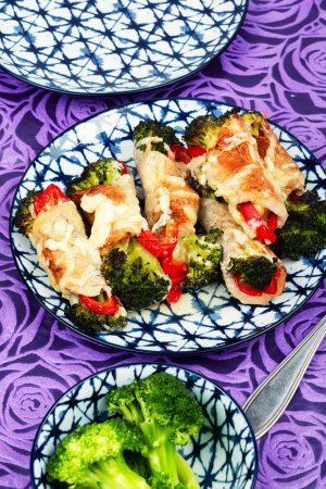Foto de Panecillos de carne apetitosos con brócoli, queso y pimiento, listos para comer. - Imagen libre de derechos