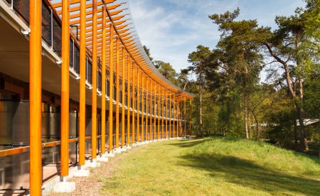 Téléchargez les photos : L'architecture moderne en bois s'intègre parfaitement à la nature et à la campagne, harmonisant le design contemporain avec l'environnement naturel dans des paysages sereins. - en image libre de droit