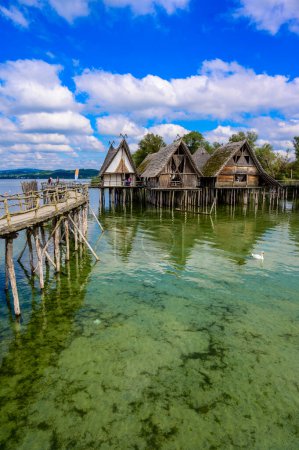 Téléchargez les photos : Lake Dwellings Unteruhldingen - The Lake Dwellings of the Stone and Bronze Age (4.000 to 850 BC) are reawakening at Lake Constance (Bodensee) Germany - travel destination - en image libre de droit