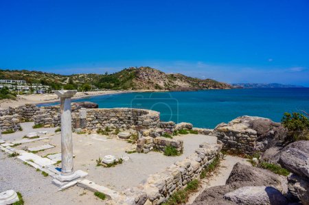 Téléchargez les photos : Plage d'Agios Stefanos - ruines historiques et beaux paysages sur la côte de l "île de Kos, Grèce - en image libre de droit