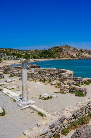 Téléchargez les photos : Plage d'Agios Stefanos - ruines historiques et beaux paysages sur la côte de l "île de Kos, Grèce - en image libre de droit