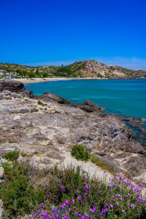 Foto de Playa de Agios Stefanos - ruinas históricas y hermosos paisajes en la costa de la isla de Kos, Grecia - Imagen libre de derechos