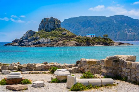 Foto de Ruinas de la Basílica de San Stefanos frente a la hermosa isla de Kastri - hermoso paisaje costero de Kos, Grecia - Imagen libre de derechos