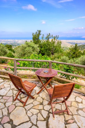 Foto de Zia - hermoso pueblo de montaña con una vista increíble al paisaje de la costa de la isla paradisíaca de Kos, Grecia - Imagen libre de derechos