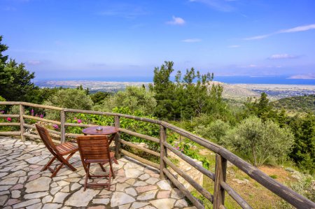 Foto de Zia - hermoso pueblo de montaña con una vista increíble al paisaje de la costa de la isla paradisíaca de Kos, Grecia - Imagen libre de derechos