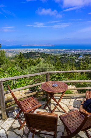 Téléchargez les photos : Zia - beau village de montagne avec vue imprenable sur les paysages côtiers de l'île paradisiaque de Kos, Grèce - en image libre de droit