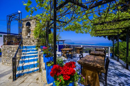 Téléchargez les photos : Zia - beau village de montagne avec vue imprenable sur les paysages côtiers de l'île paradisiaque de Kos, Grèce - en image libre de droit