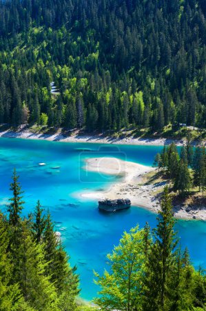 Téléchargez les photos : Small island in the middle of Cauma Lake (Caumasee) with crystal blue water in beautiful mountain landscape scenery at Flims, Graubuenden - Switzerland - en image libre de droit