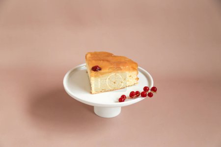 Téléchargez les photos : Morceau de gâteau savoureux avec des baies - en image libre de droit