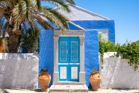 Schöne blau-weiße Fassade eines kleinen Hauses in Symi, Griechenland