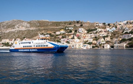 Téléchargez les photos : Symi, Grèce - 22 mai 2023 : Catamaran à grande vitesse Dodekanisos Seaways arrivant au port principal de Symi, Yialos - en image libre de droit