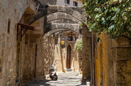 Foto de Rhodes Old Town, Grecia - 18 de mayo de 2023: Un hotel pequeño y acogedor se encuentra escondido en callejones de la ciudad medieval - Imagen libre de derechos