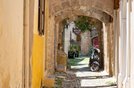 Foto de Rhodes Old Town, Grecia - 18 de mayo de 2023: Un pequeño hotel escondido en un callejón de la ciudad medieval - Imagen libre de derechos