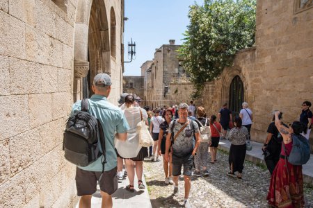 Foto de Rodas Ciudad Medieval, Grecia - 18 de mayo de 2023: Multitud de turistas caminando por la calle de los Caballeros - Imagen libre de derechos