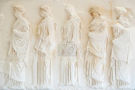 Téléchargez les photos : Athènes, Grèce - 26 mai 2023 : Intérieur du Musée de l'Acropole présentant des sculptures originales en marbre enlevées du Parthénon sur la colline de l'Acropole - en image libre de droit