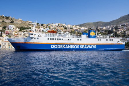 Téléchargez les photos : Symi, Grèce - 22 mai 2023 : Catamaran à grande vitesse Dodekanisos Seaways arrivant au port principal de Symi, Yialos - en image libre de droit