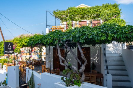 Foto de Symi, Grecia: 19 de mayo de 2023: El famoso restaurante Kali Strata durante las horas libres - Imagen libre de derechos