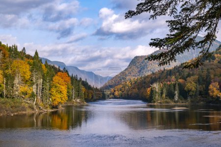 Foto de Hermosas montañas y río en el otoño cerca del centro de visitantes del Parque Nacional Jacques-Cartier - Imagen libre de derechos