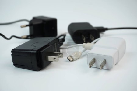 Téléchargez les photos : Câble de chargeur de téléphone et charger d'autres appareils électroniques avec USB Concept de câble de charge non standard est dangereux. - en image libre de droit